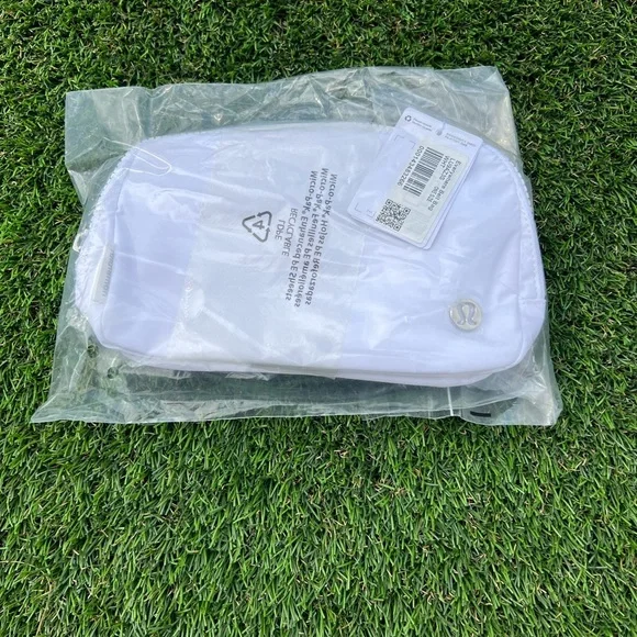 NWT LULULEMON WHITE BELT BAG - Picture 6 of 7